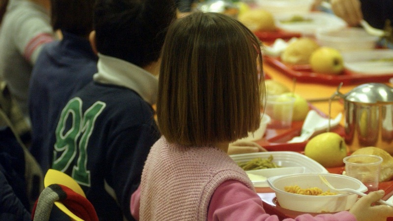 Olbia, la segnalazione di un genitore: “nuovi orari scolastici senza mensa non adatti ai bambini”