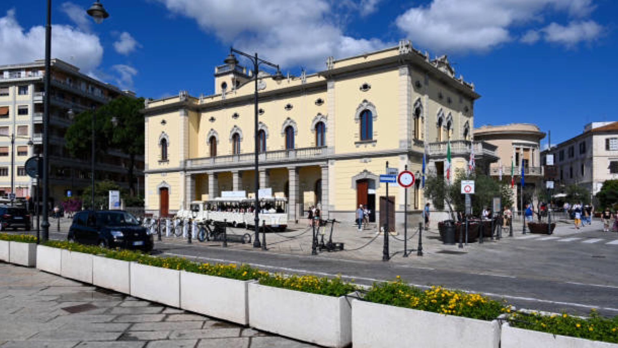 Olbia, paura in un bar del centro: spruzzano spray al peperoncino, locale chiuso