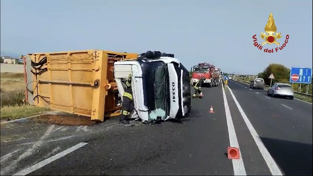 Violento scontro all'incrocio, si ribalta un camion: due feriti in codice rosso