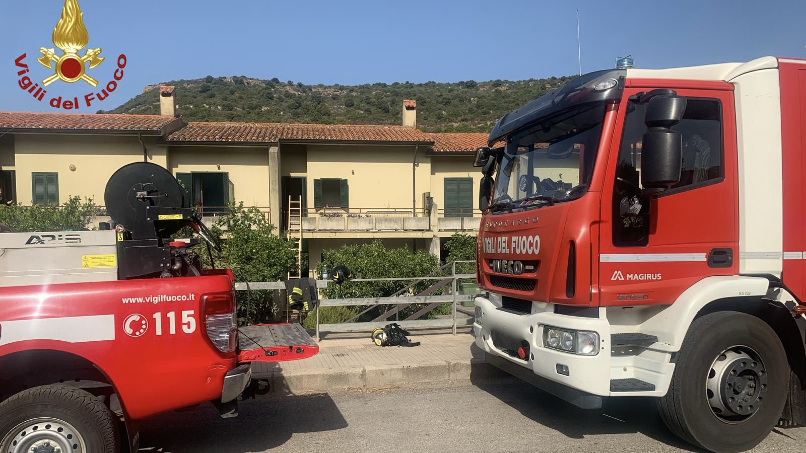 Incendio in un'abitazione, il cane si rifugia al piano superiore: intervengono i VVF