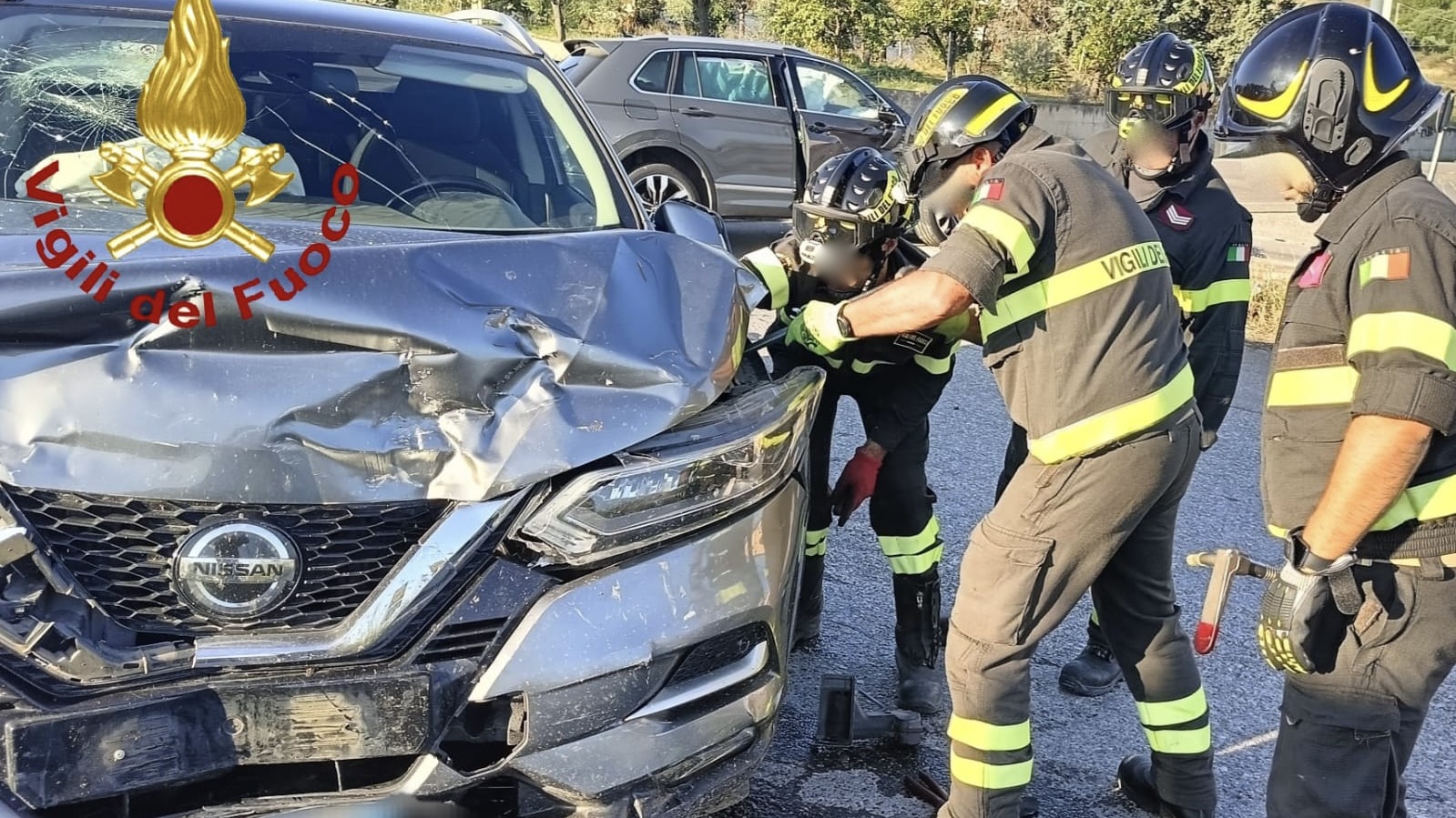 Violento scontro tra due vetture: tre i feriti