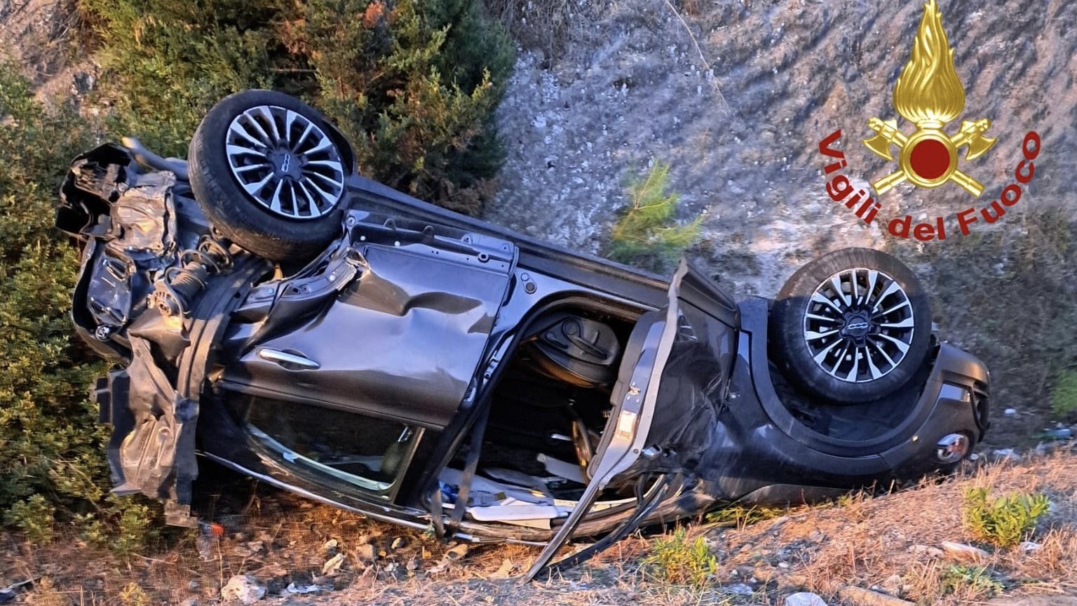 Incidente all'alba: dopo il tamponamento, un'auto si cappotta 