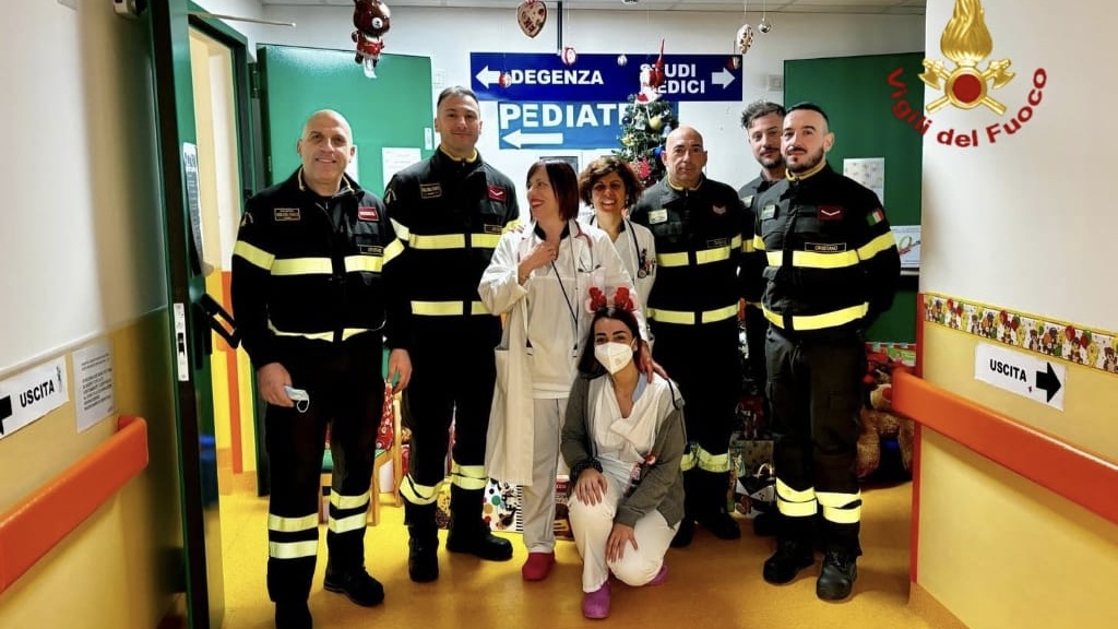 I Vigili del Fuoco portano regali speciali ai piccoli pazienti in ospedale