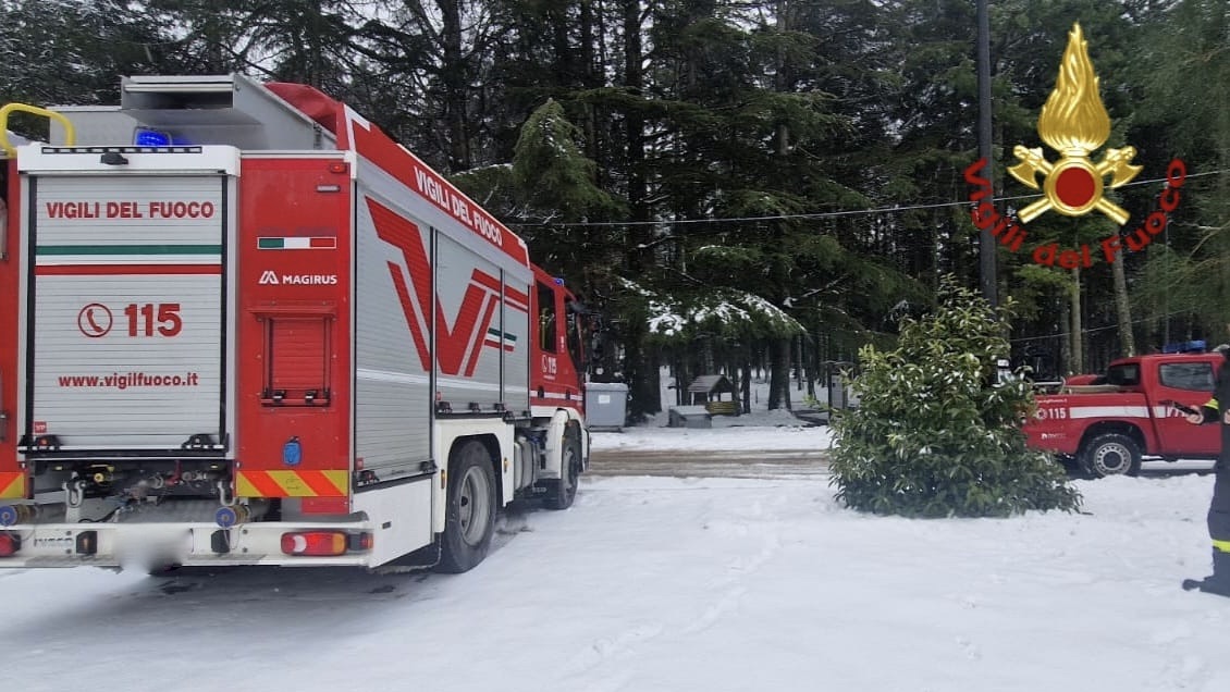 Rimangono bloccati con l'auto a causa della neve: salvati dai Vigili del Fuoco