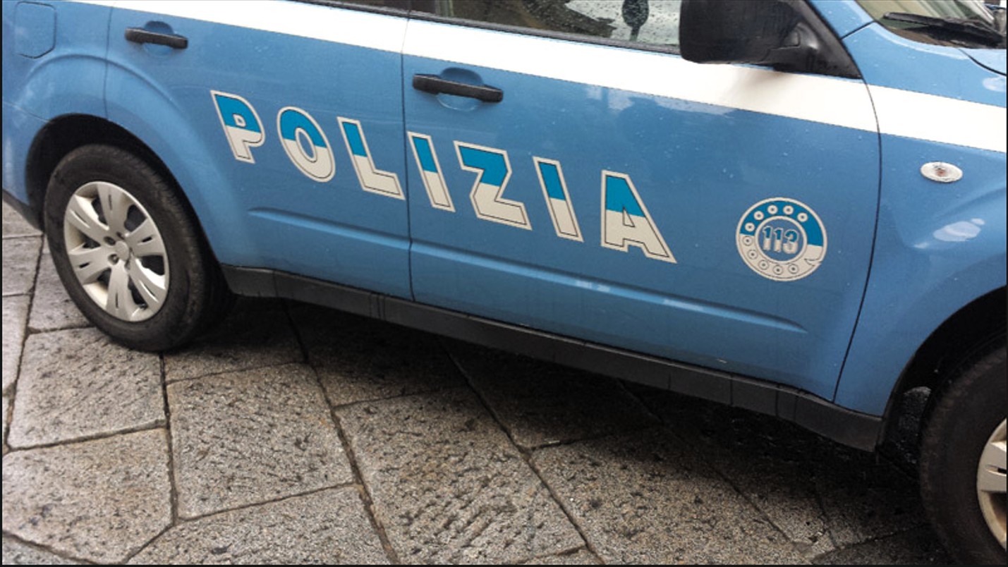 Viola il divieto di avvicinamento e inveisce contro la moglie: arrestato