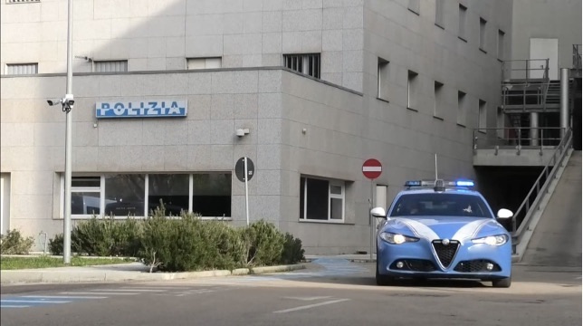 Deruba una donna e minaccia la Polizia: 