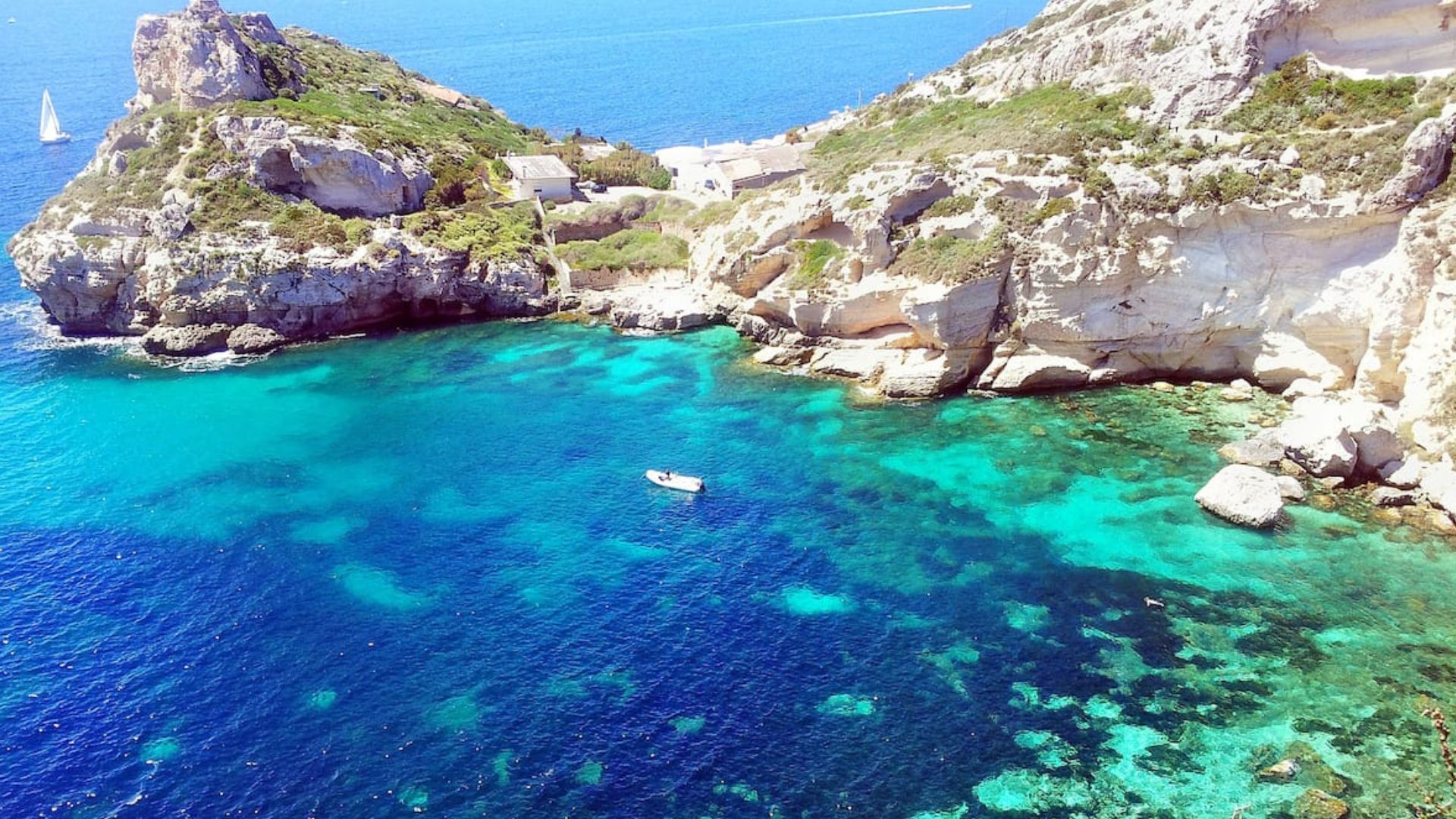 Recuperato il corpo di una donna in mare, si indaga su una possibile caduta dagli scogli