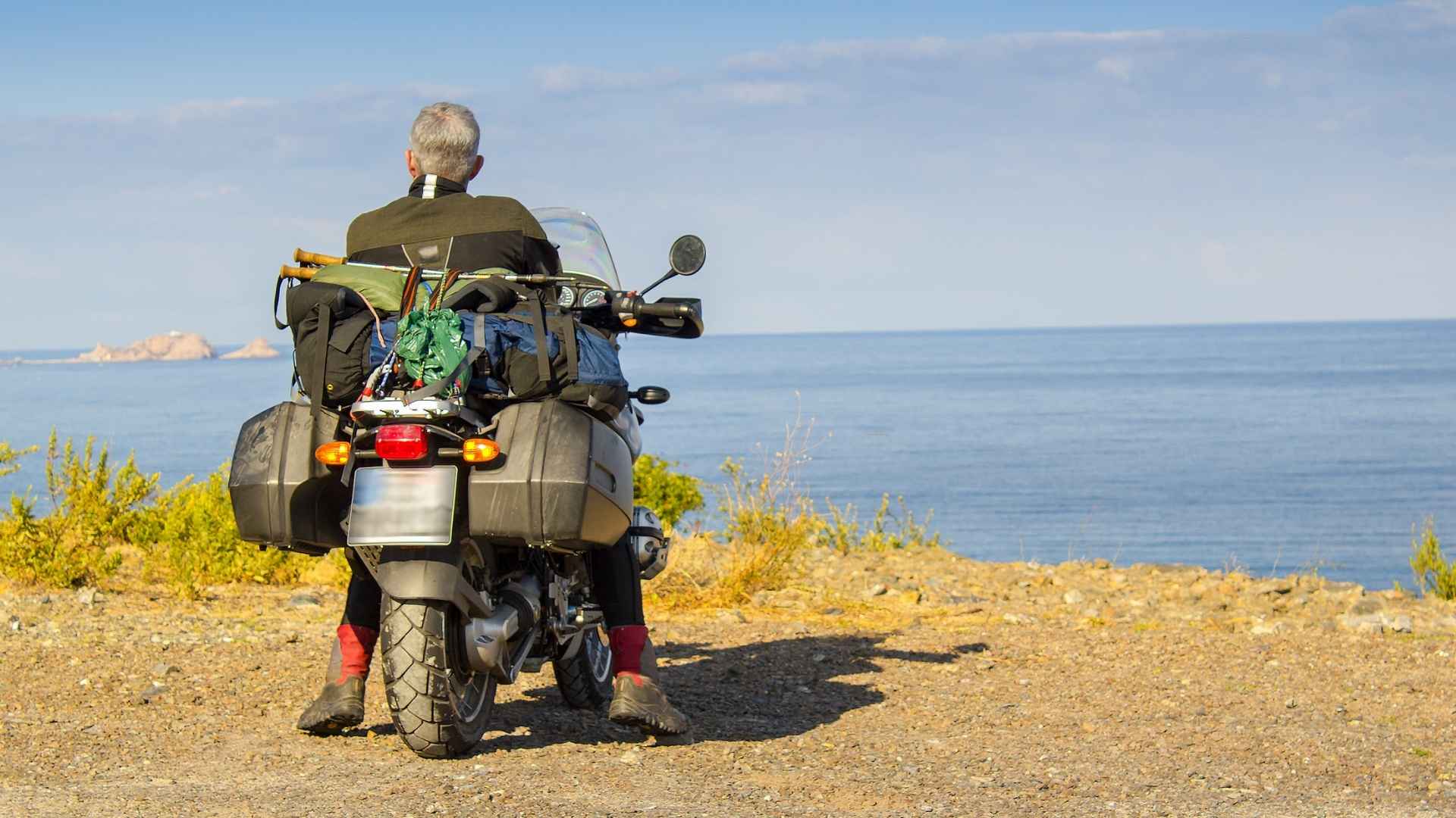 Come arrivare in Sardegna in moto: traghetti, alloggi e percorsi mozzafiato