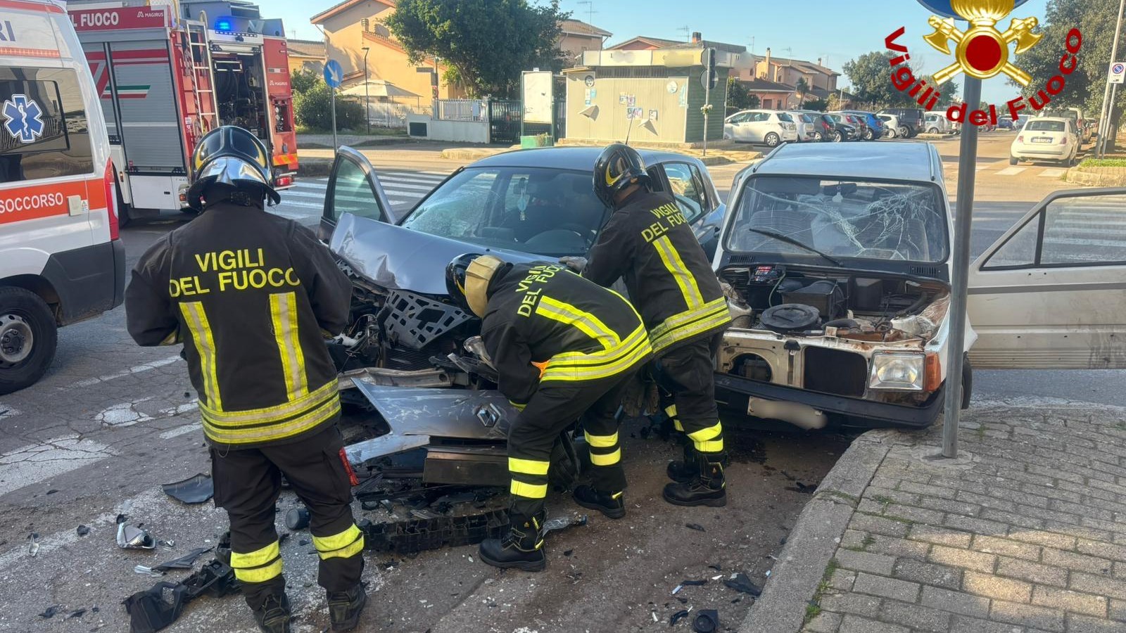 Violento scontro tra due auto: un ferito lieve