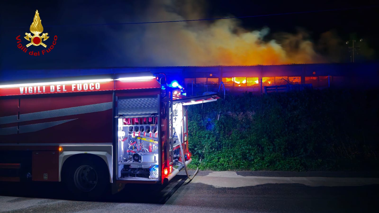 Vasto incendio in un fienile: Vigili del Fuoco al lavoro per domare le fiamme 