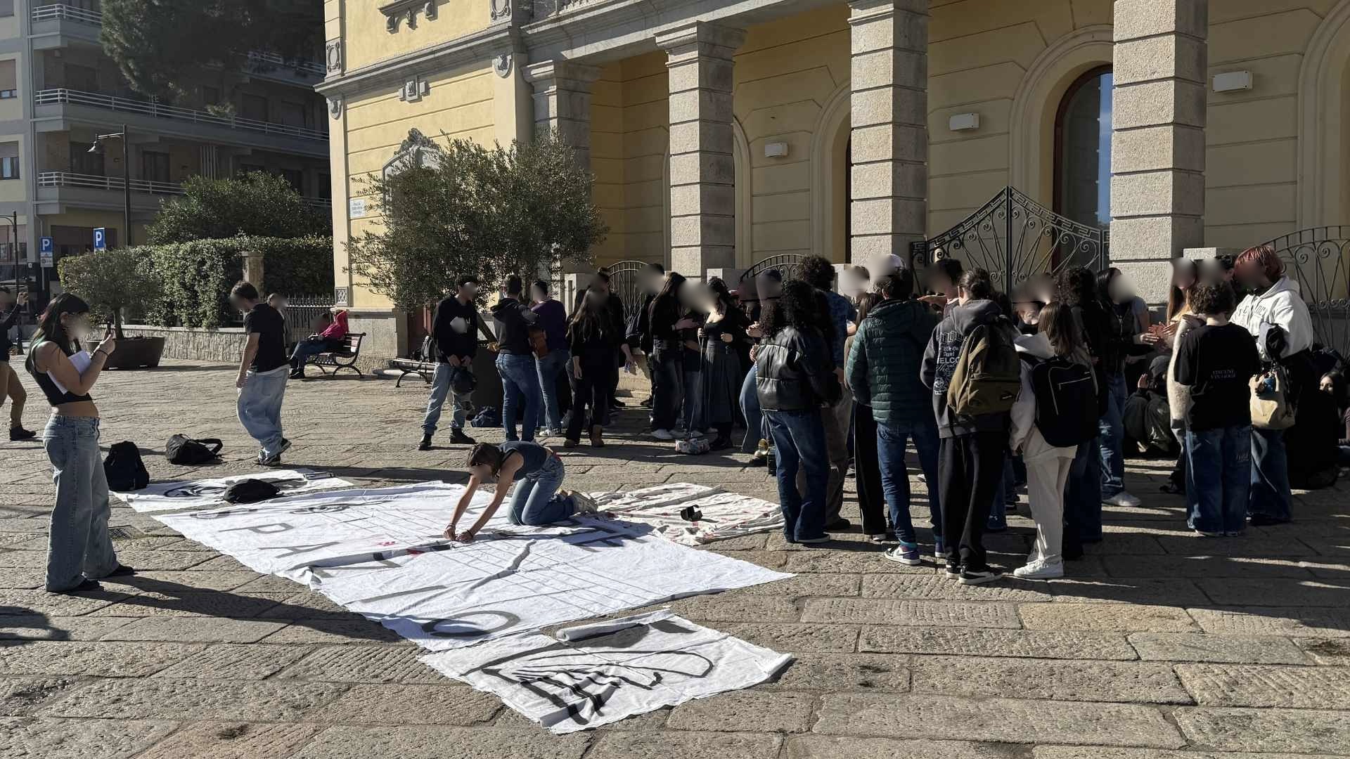 Olbia, protesta pacifica degli studenti del liceo Dettori-De Andrè: 