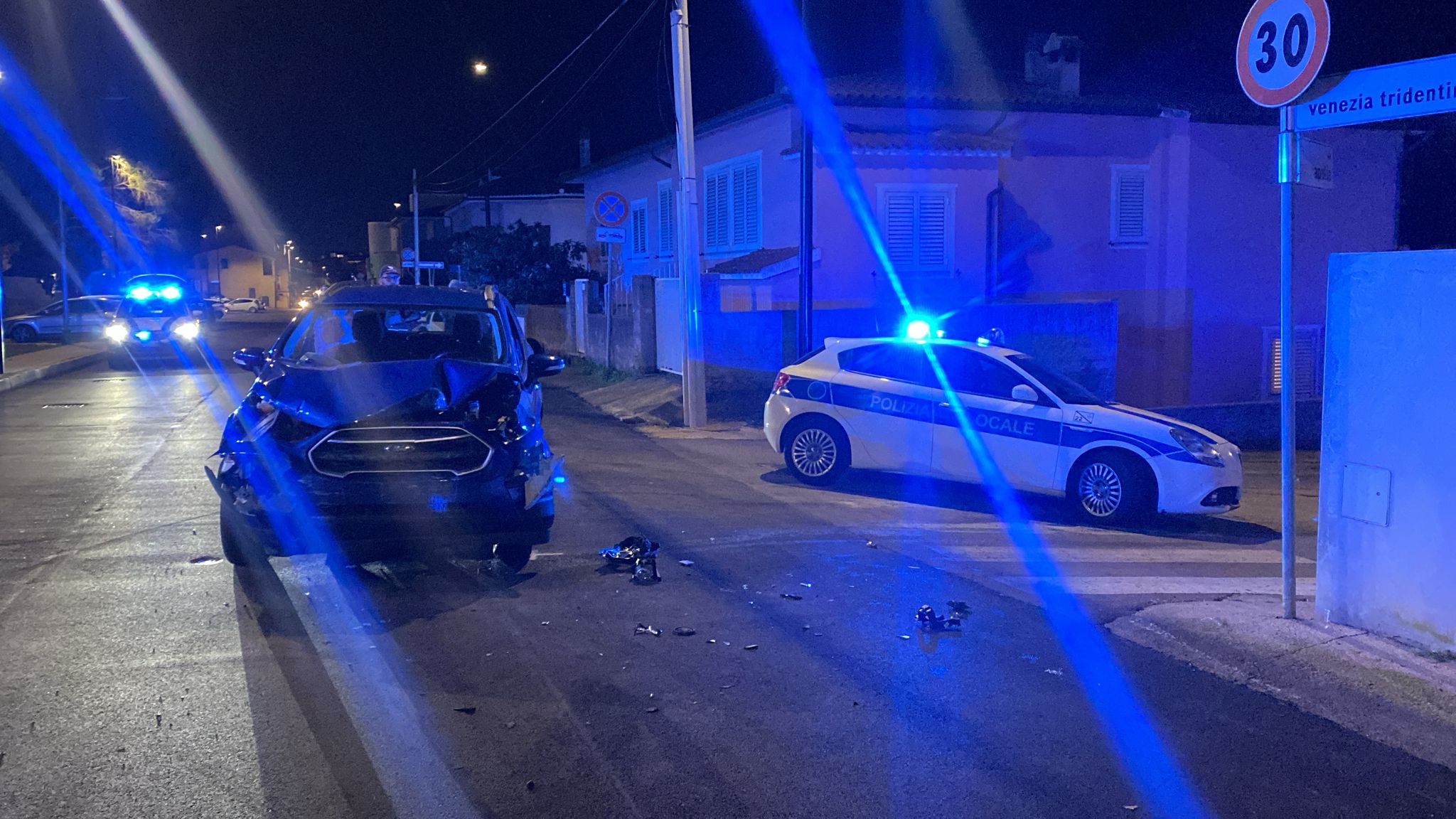 Olbia, violento scontro tra auto in via Apulia: tre feriti