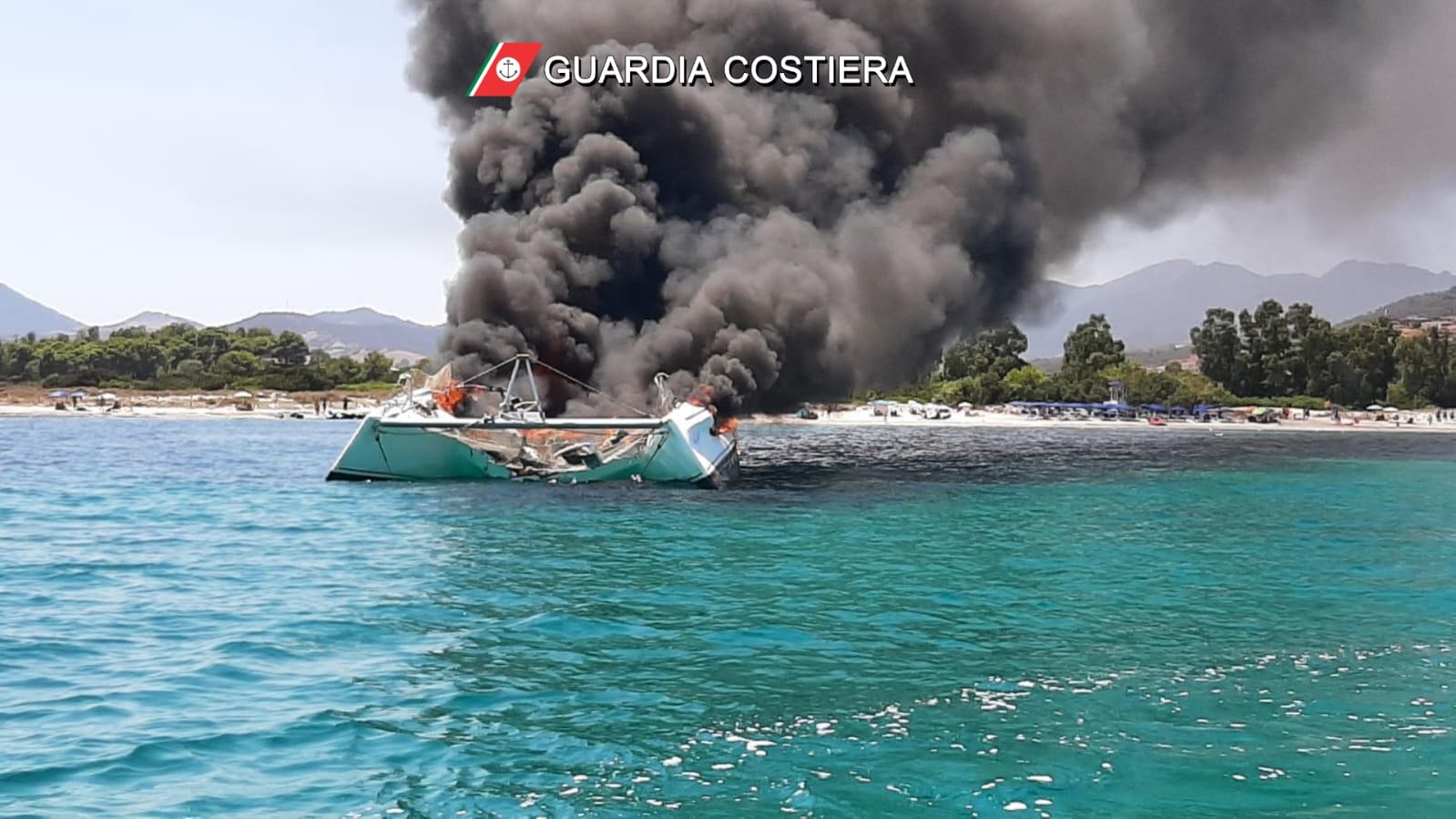 Porto Ottiolu, catamarano in fiamme: salve due persone